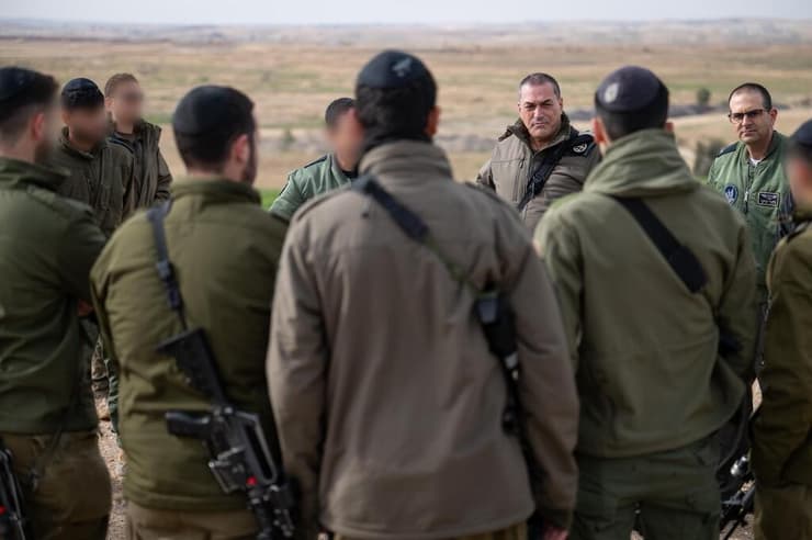 הרמטכ״ל, רב-אלוף אייל זמיר משוחח עם הלוחמים החרדים בפלוגת הנגב בבסיס נבטים