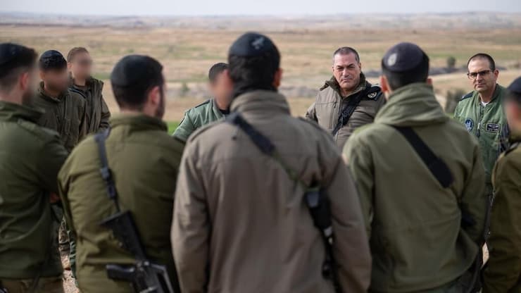 הרמטכ"ל עם לוחמים חרדים, בשבוע שעבר (צילום: דובר צה"ל) הרמטכ״ל, רב-אלוף אייל זמיר משוחח עם הלוחמים החרדים בפלוגת הנגב בבסיס נבטים