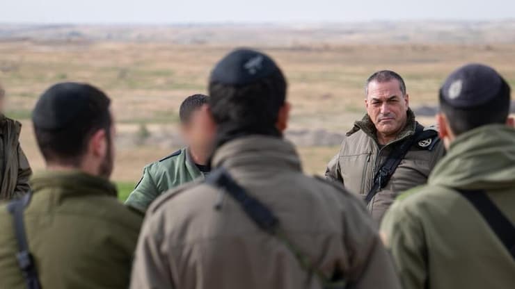 הרמטכ״ל, רב-אלוף אייל זמיר משוחח עם הלוחמים החרדים בפלוגת הנגב בבסיס נבטים