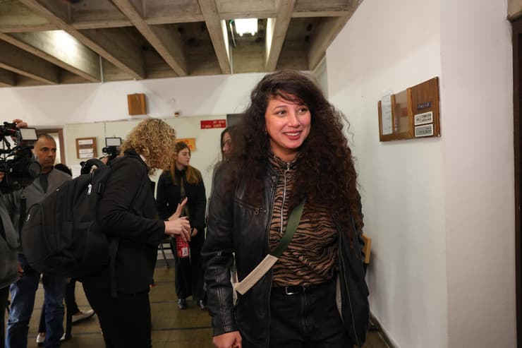 שי לי עטרי מגיעה לדיון