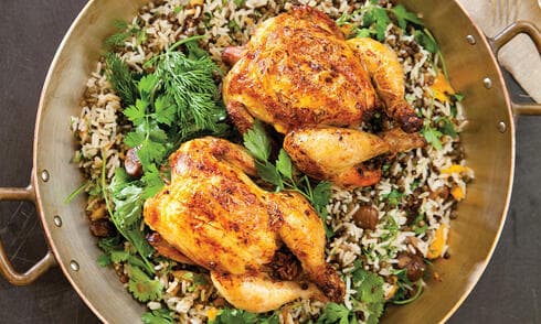 עופות צלויים ממולאים באורז, כבדים, ערמונים ופירות מיובשים של קייטרינג Atelier. צילום דניאל לילה