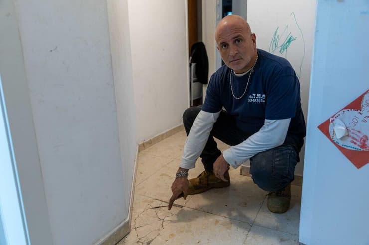 דודו בצלאל מצביע על נזק בביתו