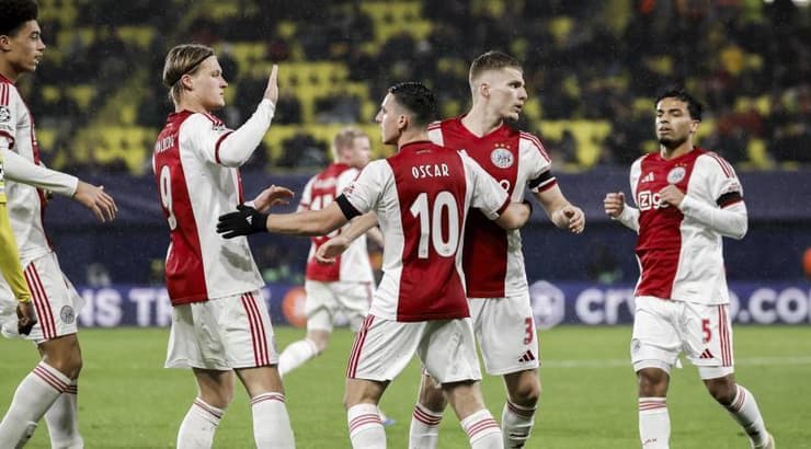 אוסקר גלוך חוגג עם חבריו