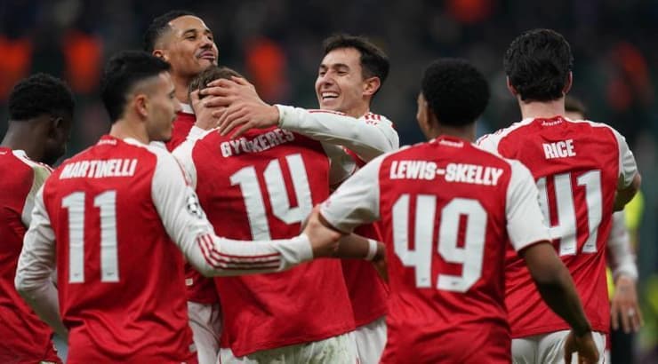 שחקני ארסנל חוגגים עם ויקטור יוקרש