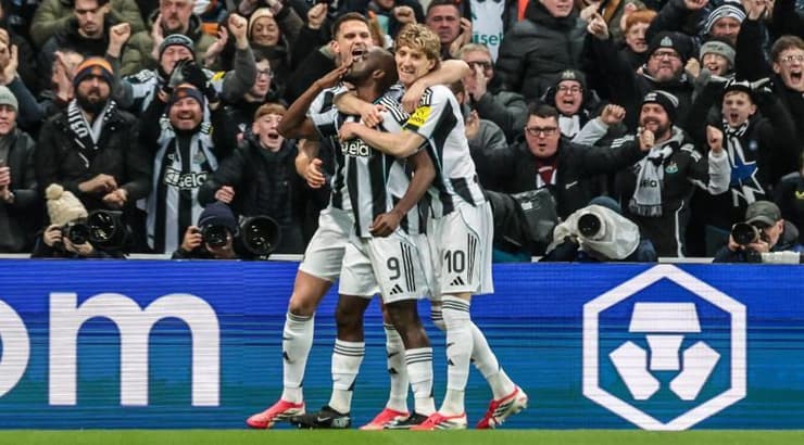 שחקני ניוקאסל חוגגים (IMAGO) שחקני ניוקאסל חוגגים