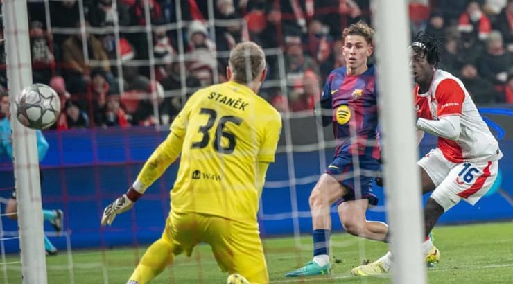 הכדור של פרמין לופז נכנס לרשת