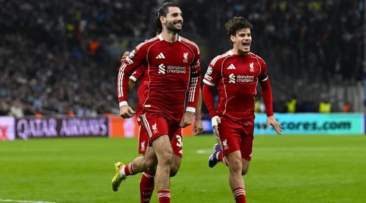 סובוסלאי חוגג עם שחקני ליברפול (IMAGO) סובוסלאי חוגג עם שחקני ליברפול