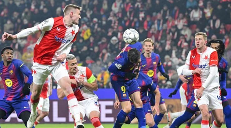 הכדור פוגע בלבנדובסקי בדרכו לרשת