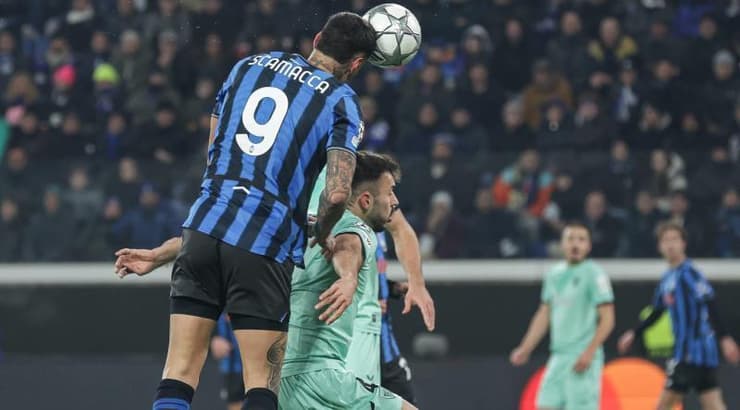 ג'יאנלוקה סקמאקה נוגח לרשת (IMAGO) ג'יאנלוקה סקמאקה נוגח לרשת