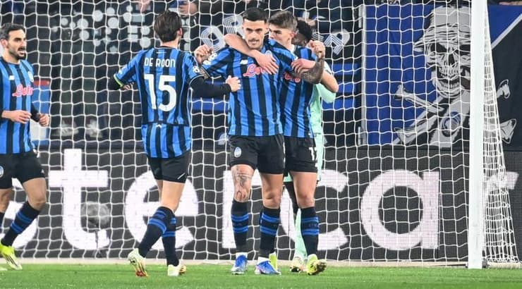 שחקני אטאלנטה חוגגים עם ג'יאנלוקה סקמאקה (אחר) שחקני אטאלנטה חוגגים עם ג'יאנלוקה סקמאקה