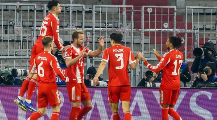 שחקני באיירן מינכן חוגגים עם הארי קיין (IMAGO) שחקני באיירן מינכן חוגגים עם הארי קיין