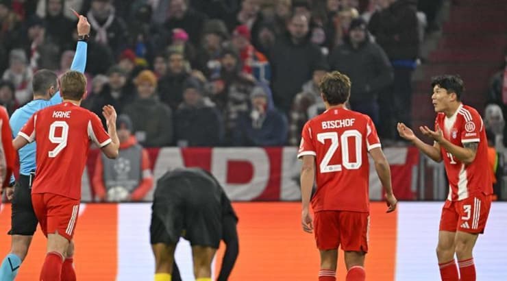 השופט מראה לקים מין-ג'ה את הכרטיס האדום (IMAGO) השופט מראה לקים מין-ג'ה את הכרטיס האדום