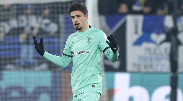 ניקו סראנו מעיר את חבריו (IMAGO) ניקו סראנו מעיר את חבריו