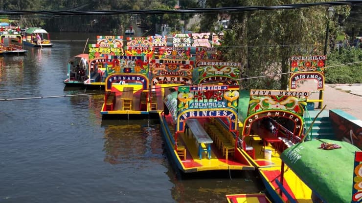 סירת טראחינרה צבעונית בתעלה בשוצ’ימילקו
