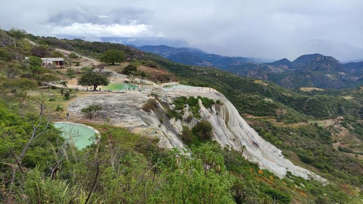 לטבול בקצה העולם: בריכות האינסוף הטבעיות של היירווה אל אגואה (Hierve el Agua) משקיפות אל נופי הפרא של הרי אואחאקה