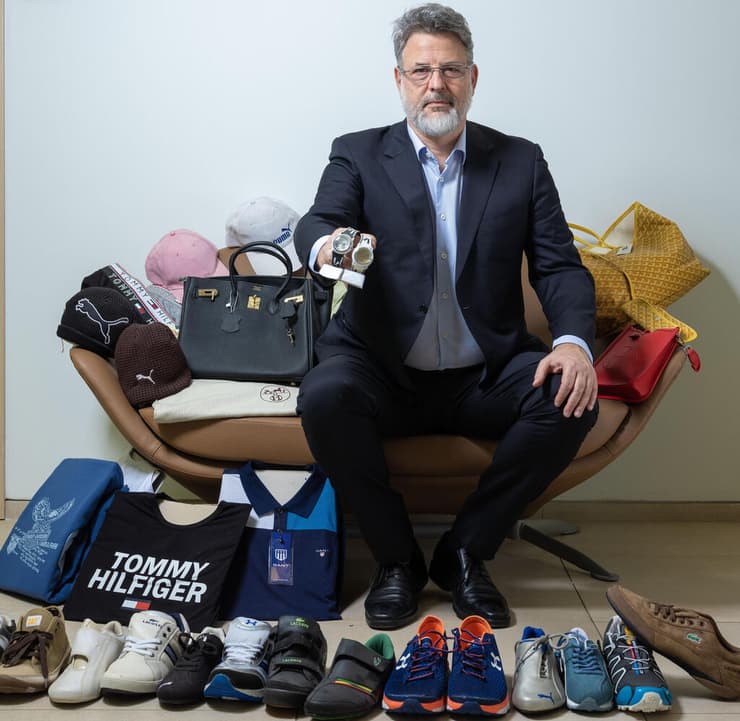 עו"ד רועי קורניק עם השלל המזויף (צילום: יובל חן) עו"ד רועי קורניק עם השלל המזויף