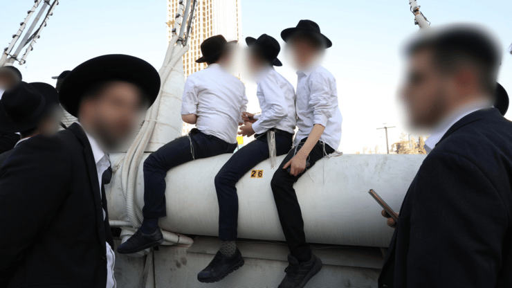 ילדים ובני נוער חרדים משתתפים בהפגנות בירושלים