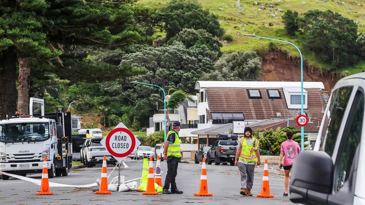 עדויות מהאתר: "שמענו רעם מתגלגל וקריסת עצים" (צילום: DJ MILLS / AFP) מפולת אדמה שפגעה באתר קמפינג בניו זילנד