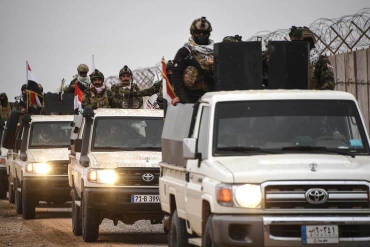 חברי מיליציה עיראקית מפטרלים בגבול ליד סוריה, בצל הקרבות מעבר לגבול (צילום: Zaid AL-OBEIDI / AFP) חברי מיליציה עיראקית עיראק מפטרלים בגבול ליד סוריה בצל הקרבות שם בין כוחות א-שרע לכוחות הכורדיים