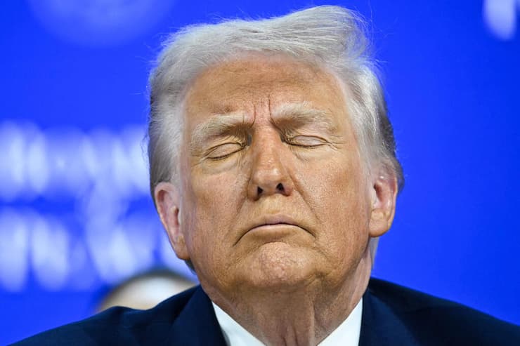 טראמפ טוען שהעסקה תאפשר לארה"ב "גישה מלאה" לגרינלנד, "ללא הגבלת זמן" (צילום: Mandel NGAN / AFP) טקס החתימה על אמנת מועצת השלום של טראמפ