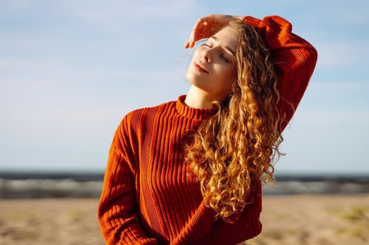 אישה עם שיער פזור (צילום: Max Belchenko / Shutterstock) אישה עם שיער פזור
