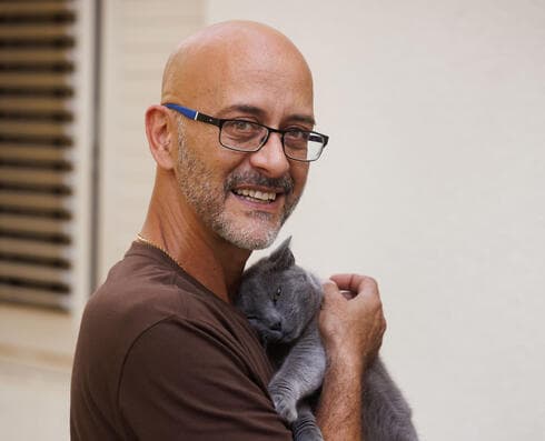 "אני ישראלי, אני ערבי, אני מוסלמי, אני קיבוצניק. אני אוהב מסיבות טבע - שם אני מרגיש חופש. זה מקום לא שיפוטי, מקום של ביטוי. כולם שווים מול הרמקול. המוצא שלך, הג'וב שלך, הם לא משנים"
(צילום: זיו קורן) רמזי נסאר ליאם אור