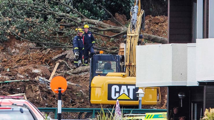 צוותי חירום בזירה (צילום: DJ MILLS / AFP) מפולת אדמה שפגעה באתר קמפינג בניו זילנד