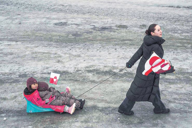 אם אינואיטית ובנה