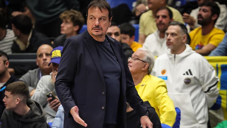 עתמאן בהיכל. זעם על התנהגות אוהדי מכבי ת"א (צילום: עוז מועלם) מכבי ת"א פנאתינייקוס ארגין עתמאן