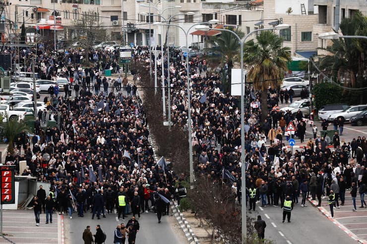 "הרבה עוזבים ליישובים יהודיים". הרבבות בסכנין (צילום: REUTERS/Ammar Awad) הפגנה בסכנין בקריאה לעצירת הפרוטקשן