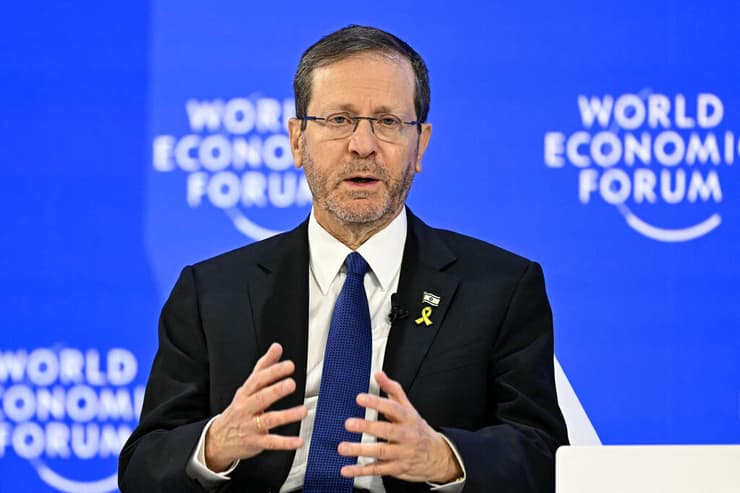 הרצוג בפורום הכלכלי העולמי בדאבוס (צילום: Fabrice COFFRINI / AFP) נשיא המדינה יצחק הרצוג מתראיין בפורום הכלכלי העולמי בדאבוס