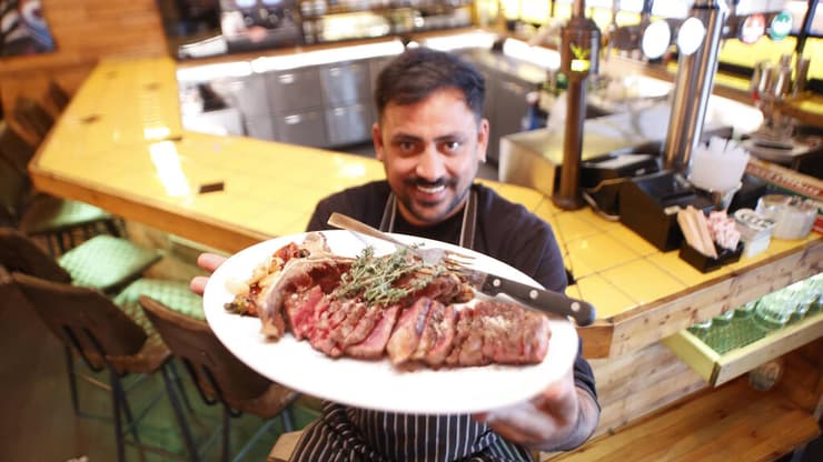 טיפול נכון בנתחים (צילום: גדי קבלו) מסעדת "זה" באשדוד