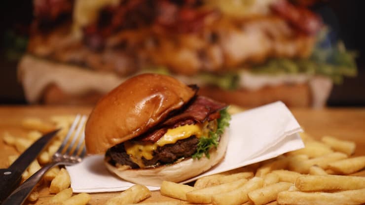 קלאסיקה מנצחת. ההמבורגר של "זה" (צילום: גדי קבלו) מסעדת "זה" באשדוד