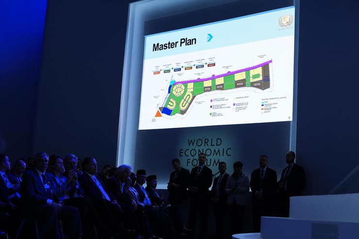 צופים בהדמיית "עזה החדשה" (צילום: AP Photo/Evan Vucci) הדמיה של "עזה החדשה"