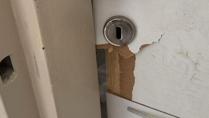 ונדליזם, גניבה ונזקים. אחת הדירות שנפרצו (צילום: באדיבות הדיירים) ונדליזם בבניין דירות בפתח תקווה שנפגע מטיל איראני