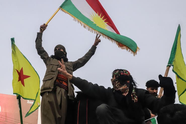 ההפגנות היום בכורדיסטן העיראקית (צילום: Shwan MOHAMMED / AFP) כורדים מפגינים בעיר סולימאנייה ב כורדיסטן העיראקית עיראק בצל הקרבות ב סוריה בין כוחות א-שרע לכוחות הכורדיים מה- SDF