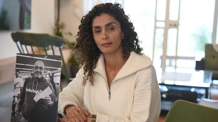 ורד גושן עם תמונת בעלה רון גושן ז"ל