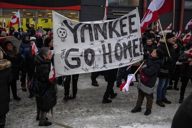 שלט "יאנקים הביתה!" בהפגנה בגרינלנד