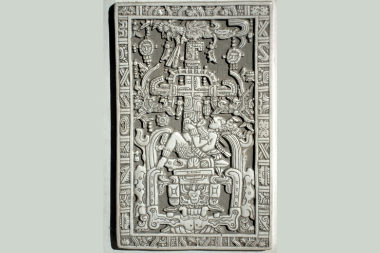 האם כל מה שמקשר אותו למסע בחלל הוא סתם דמיון טפשי? כנראה שכן. התבליט על קברו של פקאל 