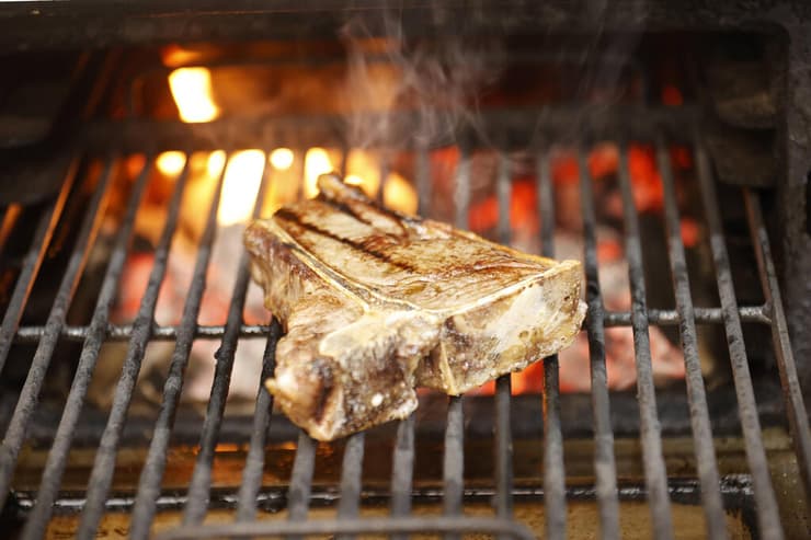 תפריט שכולו בשר מגרה. מסעדת "זה" (צילום: גדי קבלו) מסעדת "זה" באשדוד