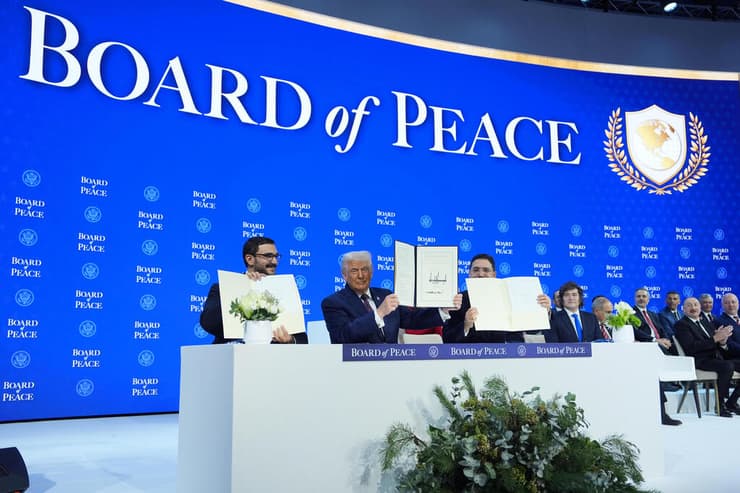 טקס החתימה על אמנת מועצת השלום של טראמפ