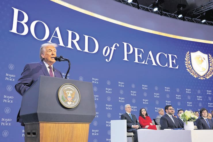 דונלד טראמפ מציג את מועצת השלום