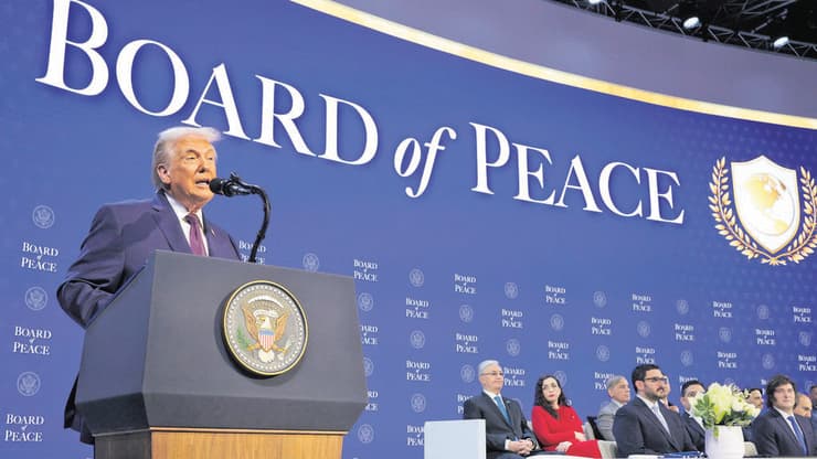 דונלד טראמפ מציג את מועצת השלום (צילום: Chip Somodevilla/Getty Images) דונלד טראמפ מציג את מועצת השלום