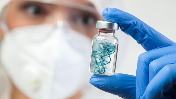 תהליך של לקיחת המידע המודיעיני הקריטי ביותר לזיהוי תאי המלנומה והנגשתו למערכת החיסון של המטופל (צילום: Shuttersotock) DNA