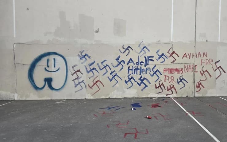 צלבי קרס וכתובת אדולף היטלר בניו יורק