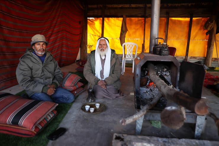 מוחמד וסלאמה אלתוחי באוהל המשפחתי