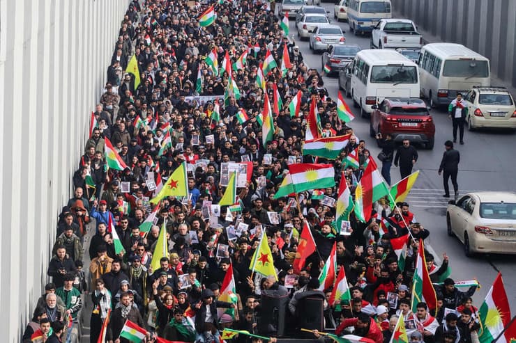 מחאת הכורדים היום למען אחיהם בסוריה, בסולימאנייה שבכורדיסטן העיראקית (צילום: Shwan MOHAMMED / AFP) כורדים מפגינים בעיר סולימאנייה ב כורדיסטן העיראקית עיראק בצל הקרבות ב סוריה בין כוחות א-שרע לכוחות הכורדיים מה- SDF