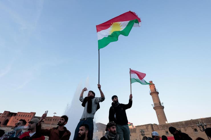 צילום: REUTERS/Khalid al-Mousily כורדים מפגינים בעיר ארביל ב כורדיסטן העיראקית עיראק בצל הקרבות ב סוריה בין כוחות א-שרע לכוחות הכורדיים מה- SDF