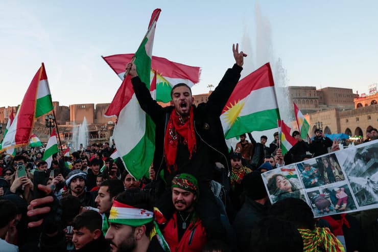 כורדים מפגינים בעיר ארביל בכורדיסטן העיראקית בינואר, בצל הקרבות אז בסוריה מול כוחות א-שרע (צילום: REUTERS/Khalid al-Mousily) כורדים מפגינים בעיר ארביל ב כורדיסטן העיראקית עיראק בצל הקרבות ב סוריה בין כוחות א-שרע לכוחות הכורדיים מה- SDF