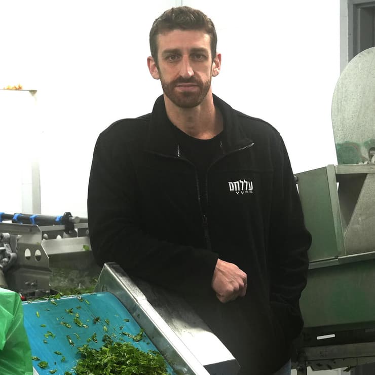 שרמן במפעל. אביו חלה מיד אחרי המעבר לייצור במתחם (צילום: אפי שריר) זיו שרמן, מייסד "על לחם"